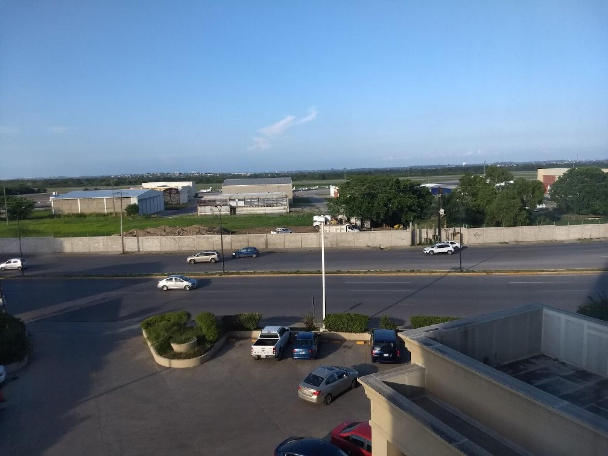 Hampton Inn Tampico Airport Экстерьер фото